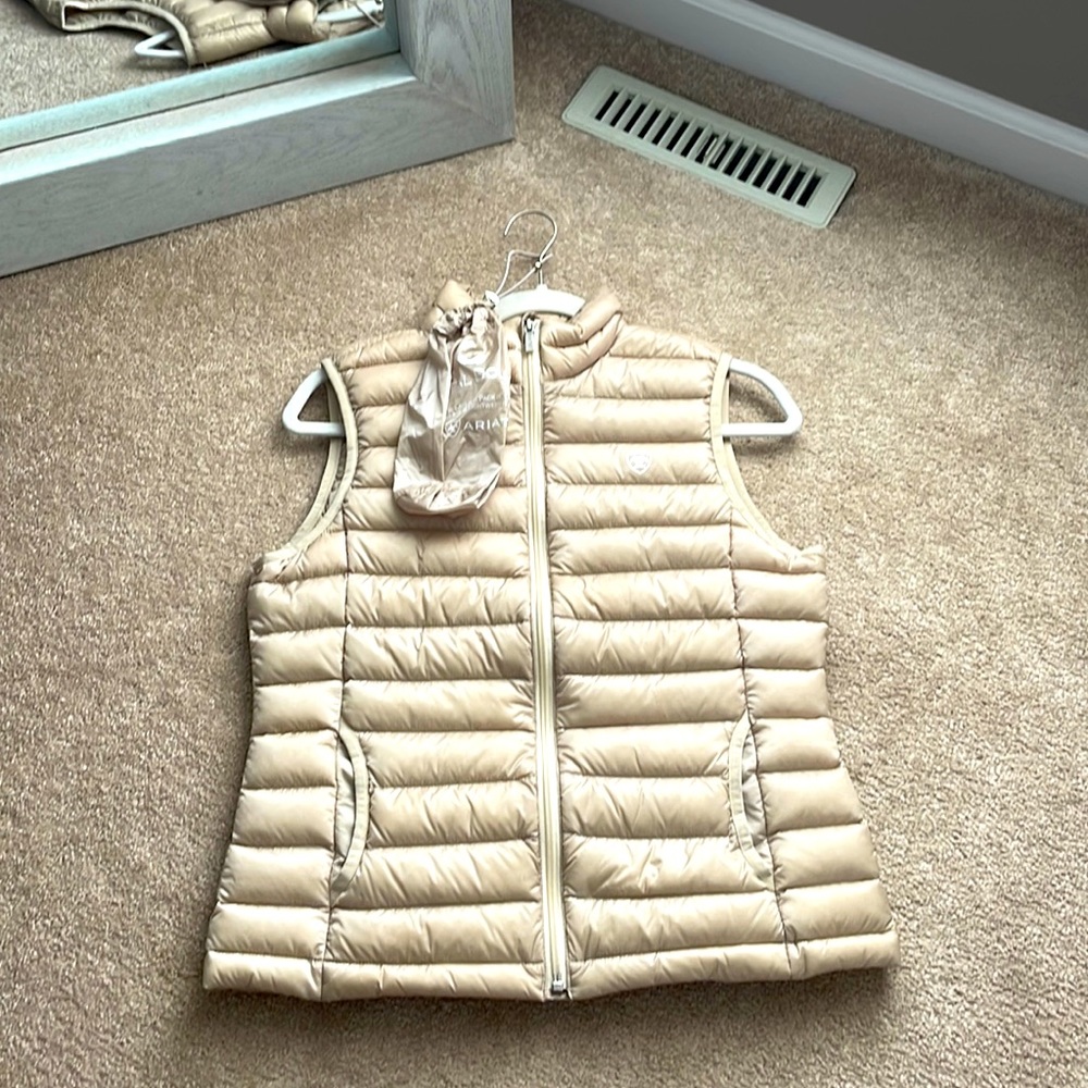 Woman’s Ariat ideal down gold puffer zip vest size S EUC